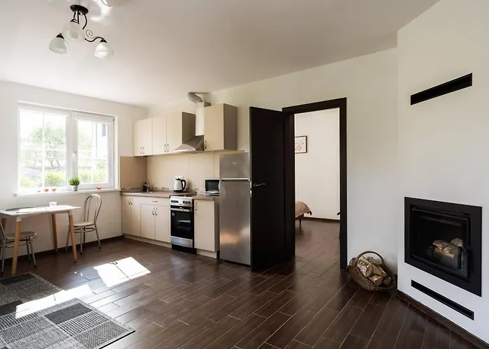 4 Between Two Lakes Apartment *